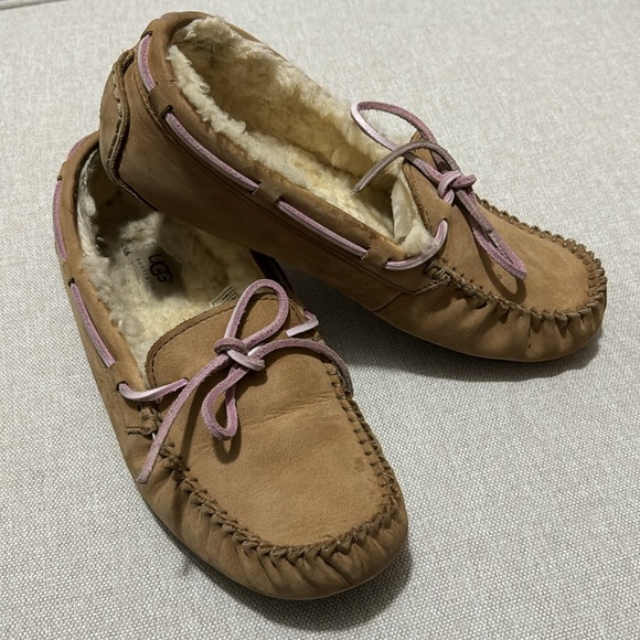 UGG Sz 8 Dakota Moccasins in Tobacco with Lavender Ties - Picture 4 of 16
